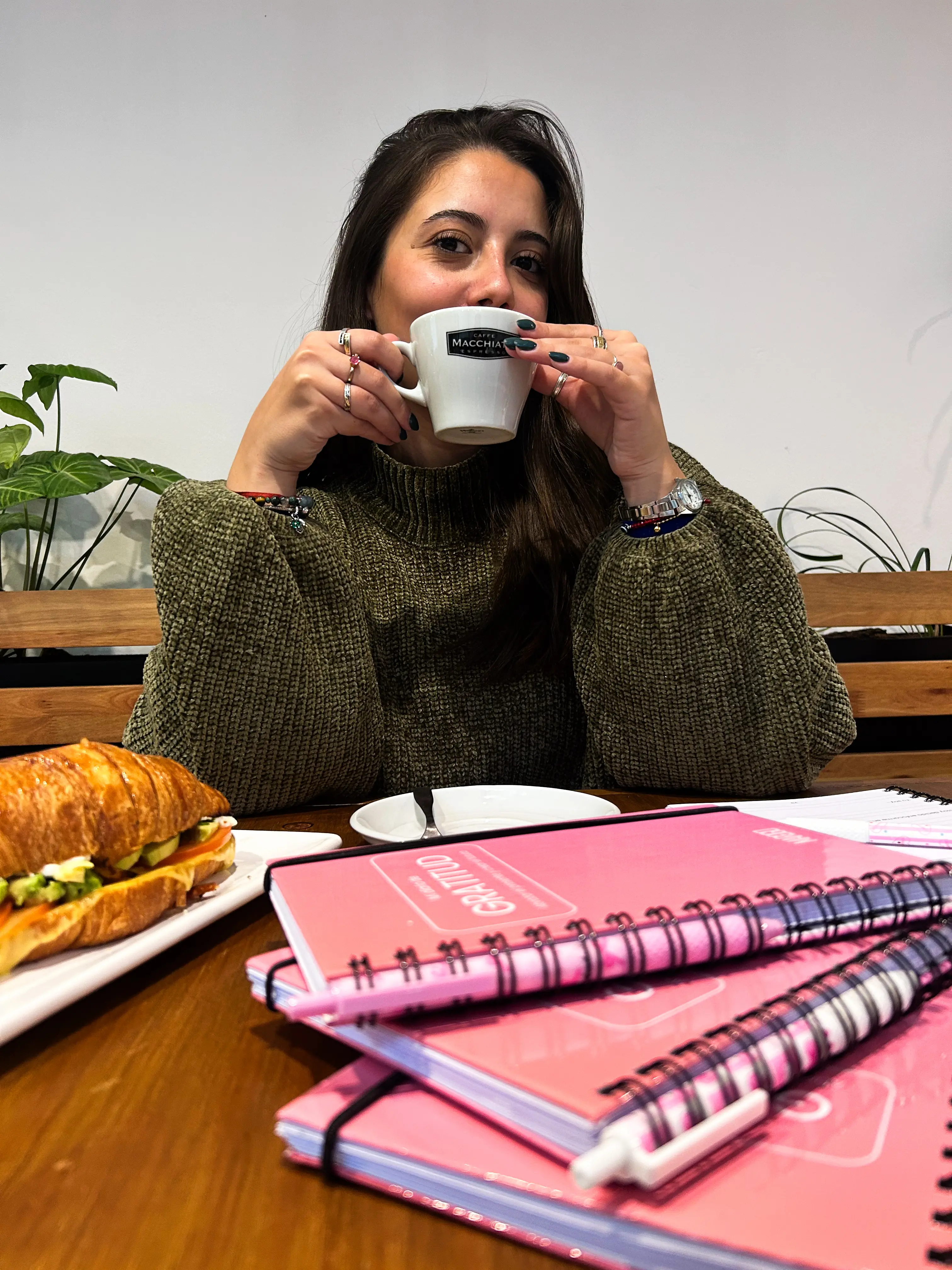 Momento de café con el diario